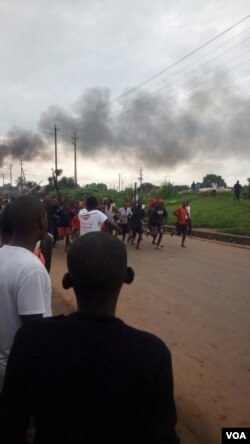 Des habitants en colère après un assassinat, à Lubumbashi, en RDC, le 6 mars 2018. (VOA/Narval Mabila)