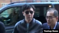 북한 김정은 제1국방위워장의 친형 김정철(왼쪽)이 에릭 클랩튼의 공연을 보기 위해 영국 런던 로열 앨버트 홀에 모습을 드러냈다.