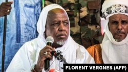 L'imam malien Mahmoud Dicko lors d'une réunion publique le 28 novembre 2021. AFP / Florent Vergnes