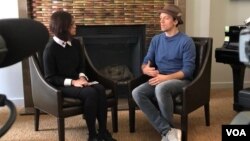 Jason Mraz saat diwawancarai reporter VOA Vina Mubtadi di Los Angeles, California. (Foto: VOA/Yogi Leksono)