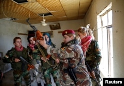 Arhiv - Pripadnice oružanih snaga iračkih Kurda nedaleko od linije fronta tokom borbi protiv militanata Islamske države, u Navaranu blizu Mosula, Irak, 20. aprila 2016.