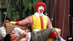 1998年，北京天安门广场南端的麦当劳门前