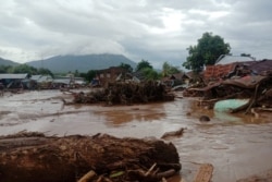 Rumah-rumah yang rusak terlihat di daerah yang terkena banjir bandang setelah hujan lebat di Flores Timur, Nusa Tenggara Timur, 4 April 2021. (Foto: Antara/Dok BPBD Flores Timur via REUTERS)