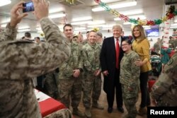 عکس پرزیدنت ترامپ و بانوی اول با نظامیان آمریکا در عراق.