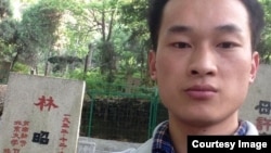 活动人士贾榀4月30日在林昭墓前。 （推特图片）