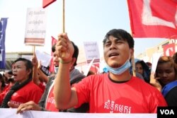 រូបឯកសារ៖ ក្រុម​កម្មករ​និង​ក្រុម​បណ្ដាញ​យុវជន​ប្រារព្ធ​ទិវា​ពលកម្ម​អន្តរជាតិ​ខួប​លើកទី​១៣០​នៅ​ពហុកីឡាដ្ឋាន​ជាតិ​អូឡាំពិក នៅរាជធានីភ្នំពេញ កាលពីថ្ងៃទី១ ខែឧសភា ឆ្នាំ២០១៦។ (ឡេង ឡែន/VOA)