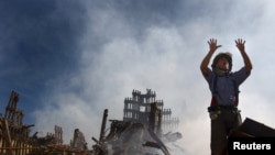 Un pompier de New York appelle à l'aide pour se faire un chemin dans les ruines du World Trade Center, le 15 septembre 2001.