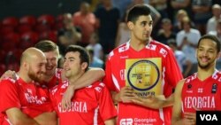 13 აგვისტო: ნაკრების ყველაზე ახალგაზრდა მოთამაშე, 18 წლის გოგა ბითაძე "თბილისის თასით" ხელში