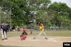 យុវជន​កម្ពុជា​កំពុង​លេង​កីឡា​បេស្បល​នៅ​ទីលាន​មួយ​ក្នុង​ឃុំបល្ល័ង ភូមិ​ដូងស្រុក​បារាយណ៍ ខេត្ត​កំពង់​ធំកាលពី​ថ្ងៃទី​១៨ មីនា ឆ្នាំ២០១៨។(ទុំ ម្លិះ/VOA)