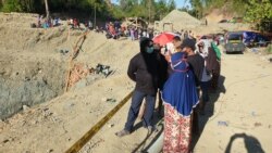 Kerumunan warga yang menyaksikan kegiatan pencarian korban dari peristiwa longsornya penambangan emas tanpa izin di Desa Buranga, Kabupaten Parigi Moutong, Sulawesi Tengah, Kamis, 25 Februari 2021. (Foto: Yoanes Litha/VOA)