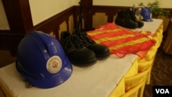 ការដាក់តាំង​បង្ហាញ​គ្រឿង​ប្រដាប់​ការពារ​សុវត្ថិភាព​សម្រាប់​ការងារ​សំណង់​ នៅក្នុង​សិក្ខាសាលា​ស្តីពី​កិច្ចគាំពារ​សម្រាប់​កម្មការិនី​សំណង់ ក្នុង​រាជធានី​ភ្នំពេញ​ កាលពី​ថ្ងៃទី០៩ ខែកញ្ញា ឆ្នាំ២០១៦។ (ហ៊ាន សុជាតា/VOA)