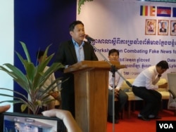 លោក​ មាស សុភ័ណ អនុរដ្ឋលេខាធិការក្រសួងព័ត៌មាន ថ្លែងអំឡុងពេលសិក្ខាសិលាស្តីពី «ការប្រឆាំងព័ត៌មានក្លែងបន្លំសម្រាប់អ្នកសារព័ត៌មានកម្ពុជា» កាលពីថ្ងៃទី២៦ ខែតុលា ឆ្នាំ២០១៨ នៅក្រុងភ្នំពេញ។ (ណឹម សុភ័ក្រ្តបញ្ញា/VOA)