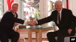 US President Bill Clinton and Russian President Boris Yeltsin shake hands at the Mantyniemi presidential residence on the outskirts of Helsinki, Friday March 21, 1997, on the second day of their two-day Summit.(AP Photo/Alexander Zemlianichenko)