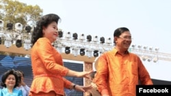 Prime Minister Hun Sen dances with his wife, Bun Rany, celebrating Khmer New Year at Angkor Wat, Siem Reap province, Wednesday April 13, 2016. (Courtesy Photo of Prime Minister's Facebook page)