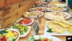 Beragam menu khas Indonesia dipamerkan dalam Festival Kuliner Warisan Nusantara 2015. (VOA/Budi Nahaba)