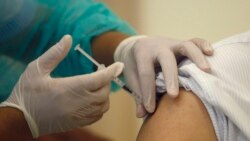 រូបឯកសារ៖ គិលានុបដ្ឋាយិកាម្នាក់កំពុងចាក់វ៉ាក់សាំងបង្ការជំងឺកូវីដ១៩ របស់ក្រុមហ៊ុនចិន Sinopharm ដល់អ្នកស្ម័គ្រចិត្តទទួលវ៉ាក់សាំងនេះ នៅមន្ទីរពេទ្យកាល់ម៉ែត្រ រាជធានីភ្នំពេញ កាលពីថ្ងៃពុធ ទី១០ ខែកុម្ភៈ ឆ្នាំ២០២១។