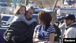 Para orangtua menjemput anak-anaknya dari Sekolah Dasar Sandy Hook, Newton, Connecticut, menyusul penembakan yang terjadi. (Foto: Reuters)