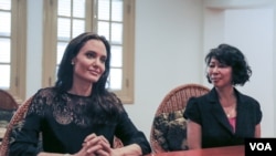 Actress and filmmaker Angelina Jolie (left) and Cambodian-American Loung Ung, author of “First They Killed My Father,” give an exclusive interview to VOA Khmer following a press conference about the premiere of the upcoming Netflix film in Siem Reap province. (Neou Vannarin/VOA Khmer)