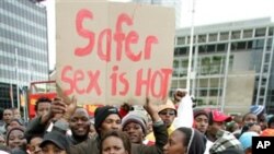 Anti-AIDS protestors march in Cape Town, South Africa (Aprili 23, 2006) (Obed Zilwa/AP Photo)