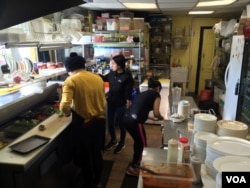 Anjali Bhandari prepares Nepalese curries with co-workers at her parents’ Café Momo in Manchester, New Hampshire, Feb. 6, 2016. (A. Pande/VOA)