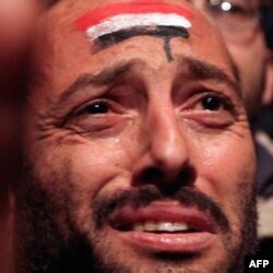 Muborakning ketishini kutayotgan namoyishchilardan biri