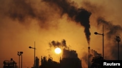 Konsumsi bahan bakar fosil merupakan peyumbang terbesar peningkatan jumlah gas karbon dioksida di atmosfer (foto: dok).