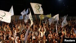 Para pendukung Muttahida Majlis-e-Amal (MMA) dalam kampanye di Karachi, Pakistan (15/7).