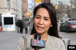 រូបឯកសារ៖ កញ្ញា កឹម មនោវិទ្យា អគ្គនាយករង​កិច្ចការ​សាធារណៈ​នៃ​គណបក្ស​សង្គ្រោះ​ជាតិ នៅ​ក្នុង​បទសម្ភាសន៍​ជាមួយ VOA នៅ​មុខ​ស្ថាន​បេសកម្ម​អាមេរិក​ប្រចាំ​អង្គការ​សហ ប្រជាជាតិ ក្នុង​បុរី​ញូយ៉ក នៅ​ថ្ងៃទី​១៩ ខែធ្នូ ឆ្នាំ២០១៧។ (សាយ មុន្នី/VOA)