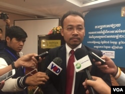 ​រូបឯកសារ៖ លោក​ ព្រាប​ កុល​ ​នាយក​ប្រត្តិ​បតិ្តអង្គការ​តម្លាភាព​កម្ពុជា​។ (ហ៊ុល រស្មី​/VOA)