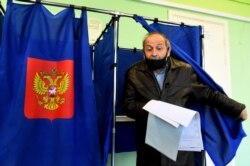 Boris Vishnevsky, 65 tahun, anggota partai liberal Yabloko yang mencalonkan diri untuk pemilihan kembali ke parlemen regional di Saint Petersburg, memberikan suara pada hari terakhir pemilihan parlemen dan lokal tiga hari pada 19 September 2021 (Foto: AFP)