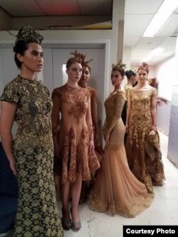 Para model lokal AS mengenakan gaun karya desainer Indonesia, Meggie Hadiyanto (dok: Meggie Hadiyanto)