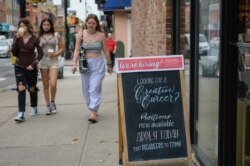 채용 표지판을 설치한 상점 앞으로 시민들이 지나가고 있다. (자료 사진)