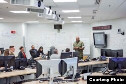 国防情报局局长斯图亚特中将2017年8月2日在总部与业界和学界讨论人工智能和机器学习。（图片由国防情报局提供）