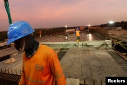 Para pekerja di proyek konstruksi jalan tol Balikpapan-Samarinda di Kecamatan Samboja, Kabupaten Kutai Kertanegara, Kalimantan Timur, 29 Agustus 2019. (Foto: Reuters)