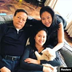 លោក ​នេត សាវឿន អគ្គ​ស្នង​ការ​នគរ​បាល​ជាតិ ថតរូបជាមួយកូនស្រីរបស់លោក នេះបើតាមរូបថតដែលបង្ហោះតាមគណនីយ Instagram របស់កូនស្រីលោក។