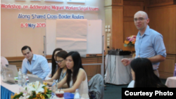 Direktur JWB, Dounglas MacLean (kanan, baju biru) dalam sebuah acara mengenai perlindungan buruh migran. (Courtesy: Douglas MacLean/ Justice Without Borders)