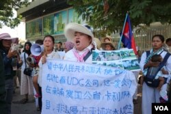 រូបឯកសារ៖ ប្រជាពលរដ្ឋ​ជាង​ ២០​នាក់ តំណាង​ឲ្យ​អ្នក​មាន​ទំនាស់​ដីធ្លី​ចំនួនជាង​ ១០០គ្រួសារ​ ខេត្ត​កោះកុង ដែល​កំពុង​មាន​ជម្លោះ​ដីធ្លី​ជាមួយក្រុមហ៊ុន​ចិន ​Union Dev​el​o​pm​ent Group (UDG) ​តវ៉ា​នៅ​ខាងមុខ​ស្ថាន​ទូត​ចិន​ប្រចាំ​កម្ពុជា នា​ថ្ងៃទី​១៣ ខែ​សីហា​ ឆ្នាំ២០១៩ (កាន់ វិច្ឆិកា/VOA)