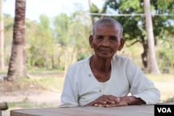 លោកយាយ ឃួន លួន អាយុ៧៤ឆ្នាំ រស់នៅក្នុងភូមិថ្មី ឃុំសាមគ្គី ដែលទទួលបានក្តារមឈូស កាលពីថ្ងៃទី៤ ខែមករា ឆ្នាំ២០១៨។ (ស៊ុន ណារិន/VOA)