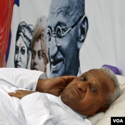 Aktivis Anna Hazare, 72 tahun, diilhami oleh Mahatma Gandhi dalam melakukan protes sosial "anti-kekerasan".