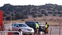 Des agents de sécurité se tiennent à l'entrée d'un plateau de tournage où la police a déclaré que l'acteur Alec Baldwin avait tiré avec une arme à feu, tuant une directrice de la photographie, à l'extérieur de Santa Fe, Nouveau-Mexique, le 22 octobre 2021.