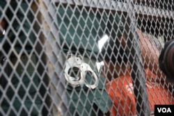 រូបឯកសារ៖ ជួប សម្លាប់​ ឬ​គេ​ស្គាល់​ឈ្មោះ​ពិត​ថា​ អឿត អាង​ (ខាង​ក្រោយ​ខ្នង) នៅ​ក្នុង​រថយន្ត​ដឹក​អ្នកទោស​មក​កាន់​សាលា​ដំបូង​រាជធានី​ភ្នំពេញ​ កាល​ពី​ថ្ងៃទី​២៣​ ខែ​មីនា​ ឆ្នាំ​២០១៧។