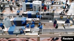 Proses pemeriksaan TSA di Bandara Denver, Kolorado, AS.