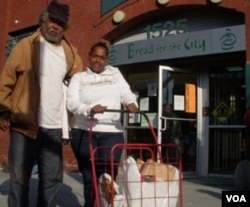 Setelah mengantri 4 jam, Charmaine Payne, mendapat paket kalkun untuk dimasak saat Thanksgiving bagi keluarga besarnya.