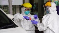 Petugas dari Labkesda Provinsi Jawa Barat mengambil sampel dahak dan lendir tenggorokan hidung (swab test). (Foto: Humas Jabar)