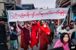 សកម្មជន​ជា​យុវជន​និង​ព្រះសង្ឃ​ចូលរួម​នៅ​ក្នុង​បាតុកម្មមួយ​ប្រឆាំង​នឹង​រដ្ឋាភិបាល​យោធា​មីយ៉ាន់ម៉ា​កាល​ពី​ថ្ងៃ​ទី​០១ ខែ​កុម្ភៈ ឆ្នាំ​២០២២ នៅ​ក្នុង​ទី​ក្រុង Mandalay ប្រទេស​មីយ៉ាន់ម៉ា។