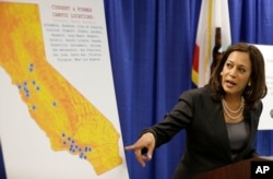 แฟ้มภาพ - ในภาพถ่ายที่บันทึกไว้เมื่อ 24 มี.ค. 2016 นี้ คามาลา แฮร์ริส ในตำแหน่งอัยการแคลิฟอร์เนีย กำลังร่วมงานแถลงข่าวที่นครซานฟรานซิสโก