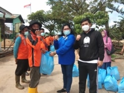 Hafiz bersama Kepala Dinas Lingkungan Hidup Pontianak, Tinorma Butar Butar pada acara kegiatan lingkungan. (Foto: Courtesy/Hafiz)
