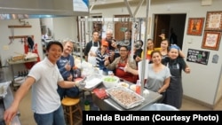 Relawan memasak 5.000 tusuk sate ayam hari Sabtu (20/05) di Gereja Riverside dalam acara Bazaar Makanan Indonesia untuk amal di Denver, Colorado (courtesy: Imelda Budiman)