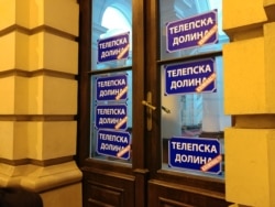 Građani oblepljuju prilaze i ulaz u Gradsku kuću posterima sa napisom "Telepska dolina", tokom protesta "1 od 5 miliona" posvećenog podršci uzbunjivaču iz Krušika Aleksandru Obradoviću, u Novom Sadu, 1. novembra 2019. (Foto: Veljko Popović, VoA).