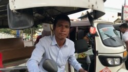 លោក កែម កួន អ្នក​រត់​រ៉ឺម៉ក​កង់បី កំពុង​អង្គុយ​លើ​រ៉ឺម៉ក​កង់​បី​របស់​លោក​នៅ​មុខ​មជ្ឈមណ្ឌល​ជាតិ​ផ្តល់ឈាម ក្នុង​រាជធានី​ភ្នំពេញ ថ្ងៃទី១៧ ខែ​មករា ឆ្នាំ២០២១។ (ធីតា វីន/វីអូអេ)